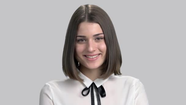 Portrét šťastné mladé kavkazské ženy. — Stock video