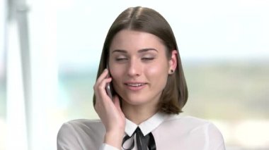 Evet genç memnun kadın.