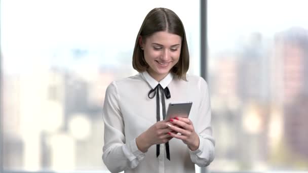 Mladá usměvavá žena pomocí smartphone. — Stock video