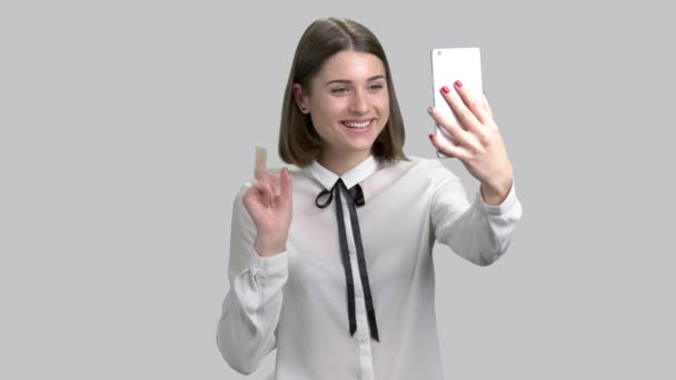 Menina bonita falando usando smartphone . — Vídeo de Stock