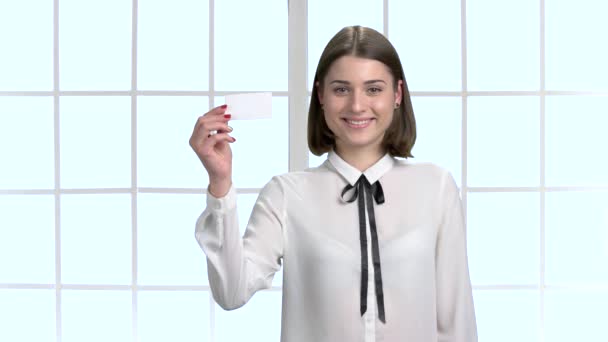 Young business woman showing blank card. — Stock Video