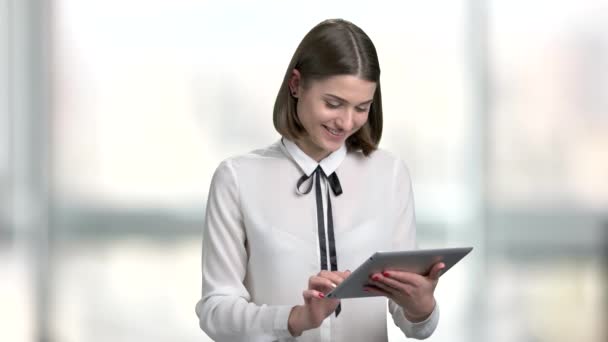 Mulher de negócios com tablet no fundo borrado . — Vídeo de Stock