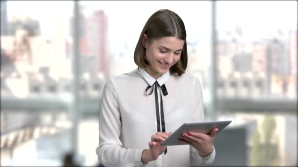 Κομψό νεαρή γυναίκα χρησιμοποιώντας ψηφιακό tablet. — Αρχείο Βίντεο