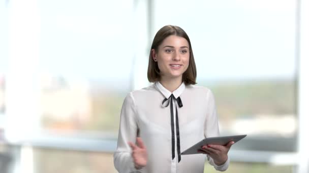 Vrouw met tablet in gesprek met publiek. — Stockvideo