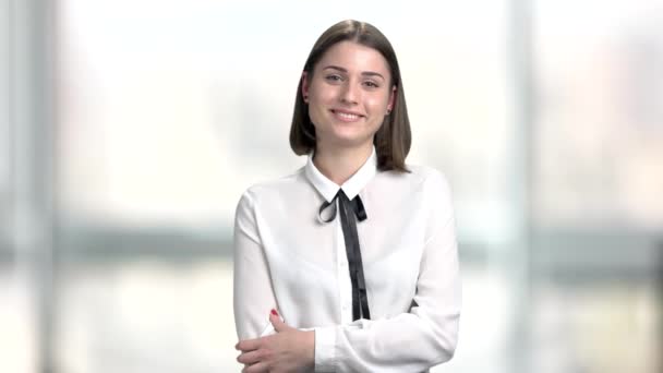 Young smiling woman talking to camera. — Stock Video