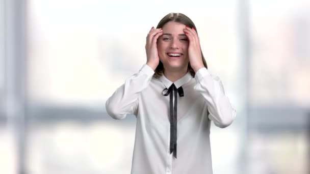 Jonge succesvolle business lady is lachen. — Stockvideo
