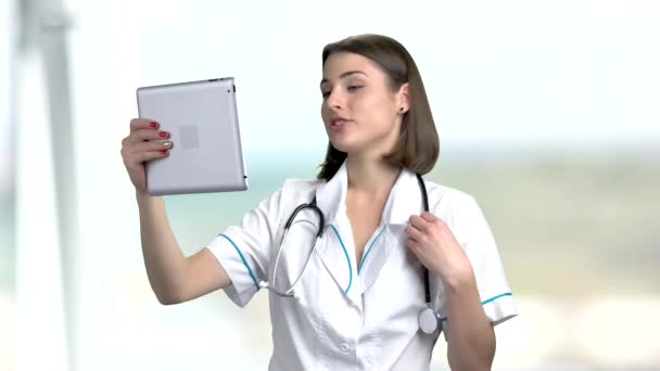 インターネット経由で話している若い女性医師. — ストック動画