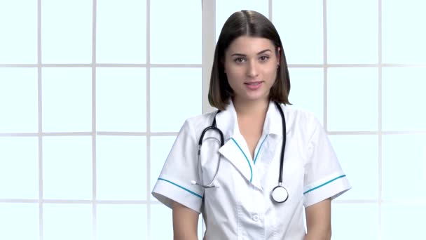 Jonge vrouwelijke arts praten met camera. — Stockvideo