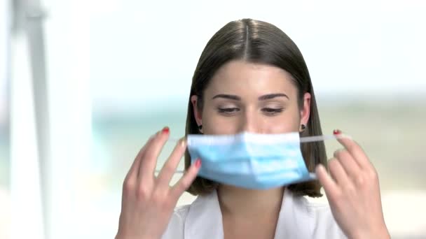 Gros plan femme médecin met un masque . — Video