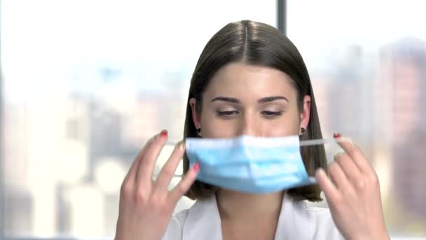 Neşeli bir doktor maske koyar. — Stok video