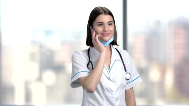 Χαρούμενη γυναίκα γιατρό που μιλάει στο τηλέφωνο. — Αρχείο Βίντεο