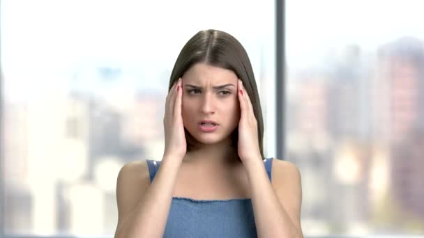 Mladá krásná dáma s hroznou bolest hlavy. — Stock video
