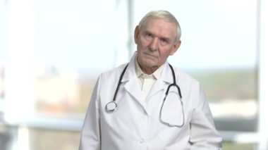 Yaşlı doktor aşırı terleme kurtulmak.