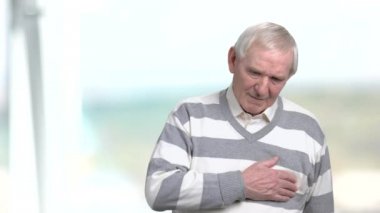 Yaşlı adam duygu ağrı göğsünde.