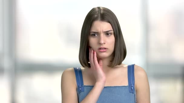 歯痛を患っている若い女性. — ストック動画