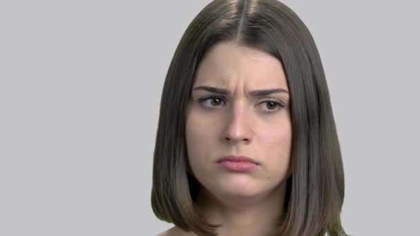 Detailní záběr mladá žena je kašel. — Stock video