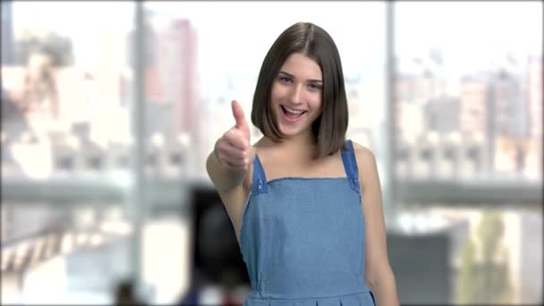 Prachtige jonge vrouw met duim omhoog gebaar. — Stockvideo