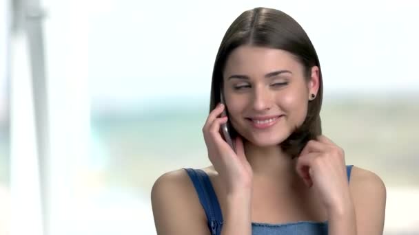 Молодая кокетливая девушка разговаривает по телефону . — стоковое видео