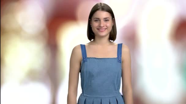 Leuke gelukkige vrouw in denim outfit. — Stockvideo