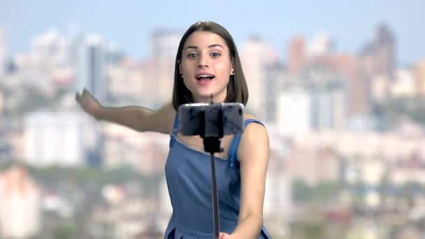 Happy young woman taking a selfie. — Stock Video