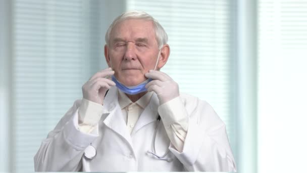 Cerrahi doktor tıbbi koruyucu maske koymak. — Stok video