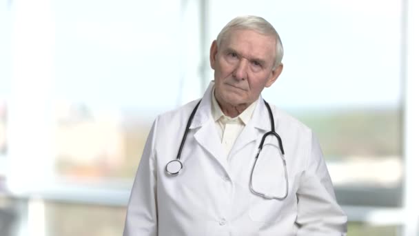 Oude dokter ontdoen van overmatig zweten. — Stockvideo