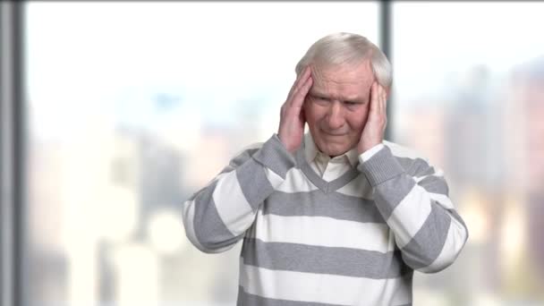 Hombre mayor infeliz que sufre de dolor de cabeza. — Vídeo de stock
