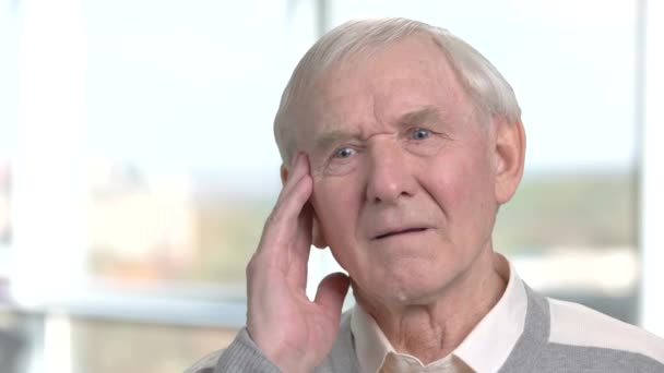 Vigasztalan öreg, amelyek erős fejfájás. — Stock videók
