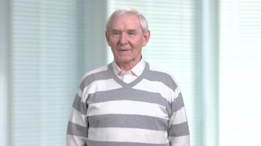 Pozitif komuta sizde, arka plan bulanık.