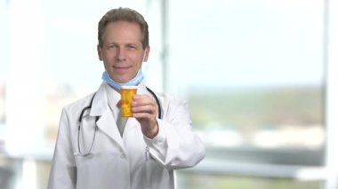 Hapları vermeye yetişkin doktor olgun ve yukarı başparmak.