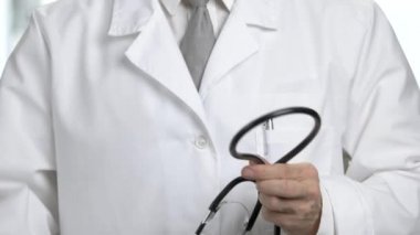 Doktor stetoskop ile kapatmak.
