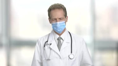 Arka plan bulanık üzerinde hayal kırıklığına doktor.