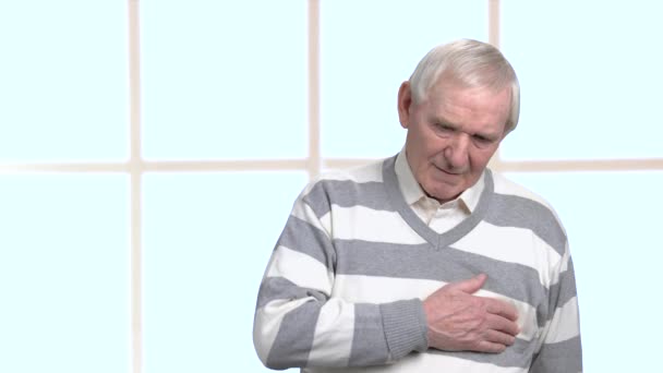 Ένας ηλικιωμένος άνδρας με δυσφορία στο στήθος. — Αρχείο Βίντεο