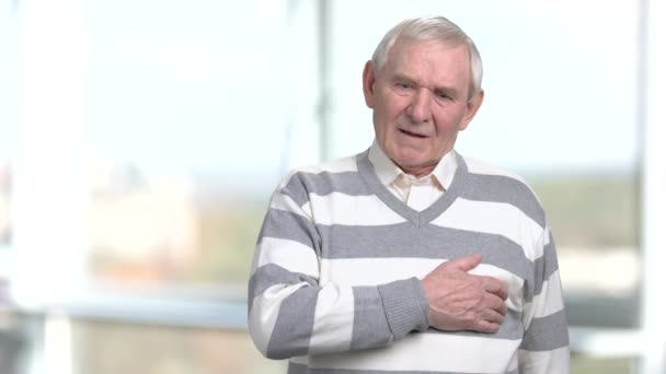 Старша особа, яка страждає від серцевого нападу . — стокове відео