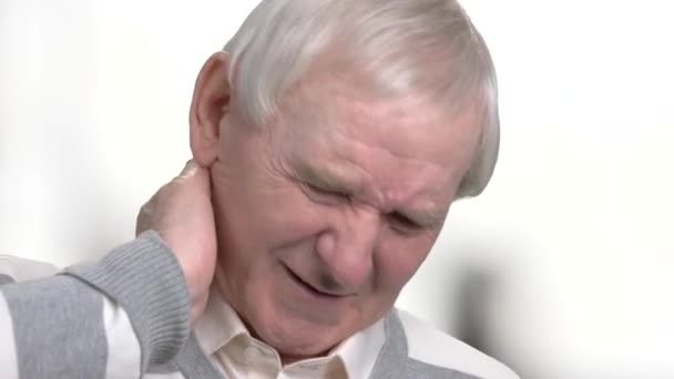 Oude man zijn nek masseren. — Stockvideo