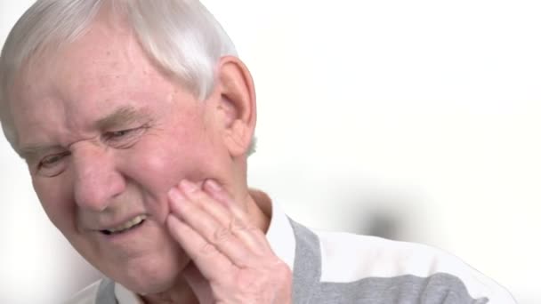 Ηλικιωμένος άνδρας πάσχει από ισχυρό δόντι πόνος. — Αρχείο Βίντεο