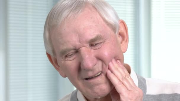 Fechar o homem idoso com dor de dente . — Vídeo de Stock