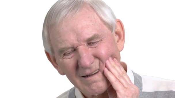 Mann aus nächster Nähe leidet unter Zahnschmerzen. — Stockvideo