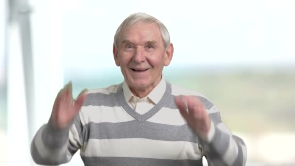 Seniory vzrušený muž fandit týmu. — Stock video