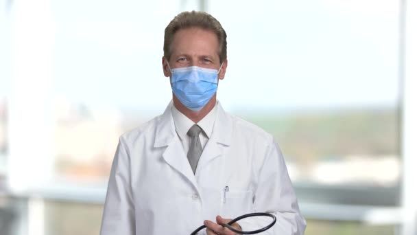 Portret van volwassen arts stethoscoop op zijn nek zetten. — Stockvideo