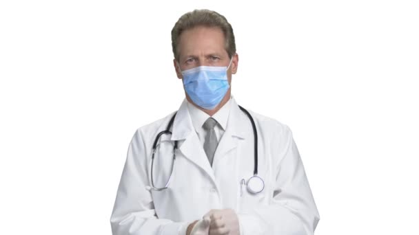 Médecin mature médecin croisant les bras . — Video