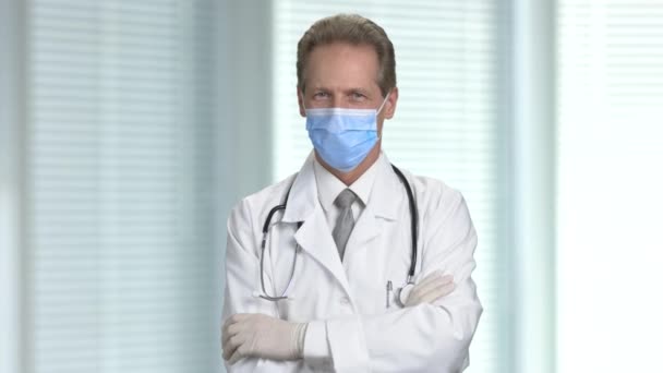 中年医生在实验室外套与胳膊折叠. — 图库视频影像
