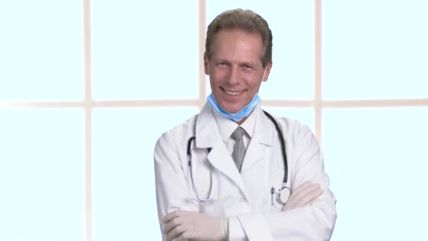 Alegre médico hilarante con los brazos cruzados retrato . — Vídeos de Stock