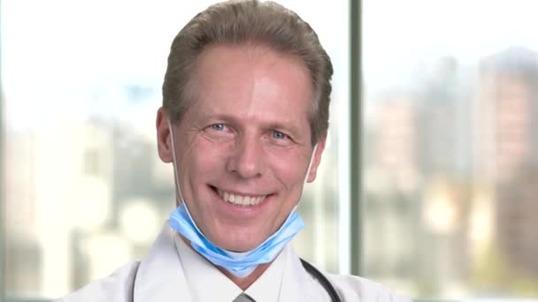 Portrait d'un beau médecin masculin caucasien joyeux, gros plan . — Video