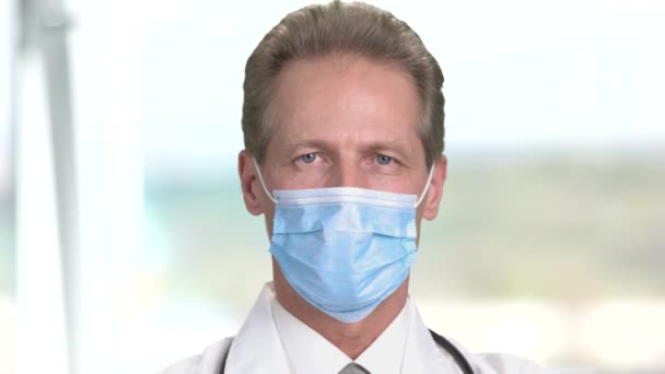Pohled lékaře v lékařské ochranné masky. — Stock video