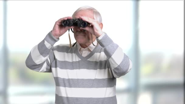 Viejo hombre casual con prismáticos . — Vídeos de Stock