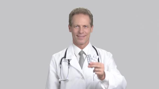 Média idade médico prescrição pílulas . — Vídeo de Stock