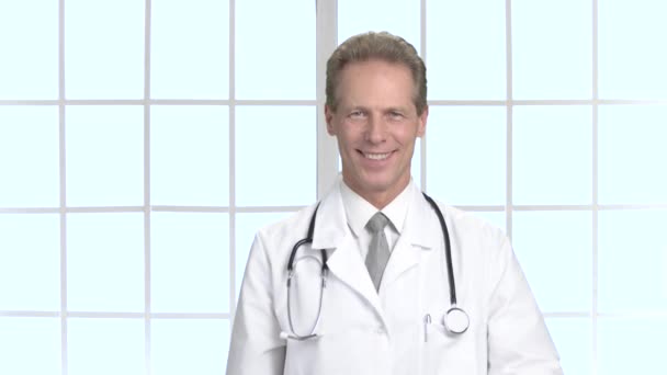 Medico maturo che mostra blister di pillole . — Video Stock
