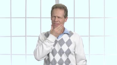 Korkunç diş ağrısı ile sinirli olgun adam.