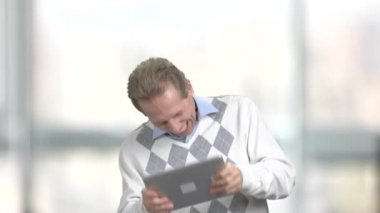 Komik adam PC tablet üzerinde oynama.